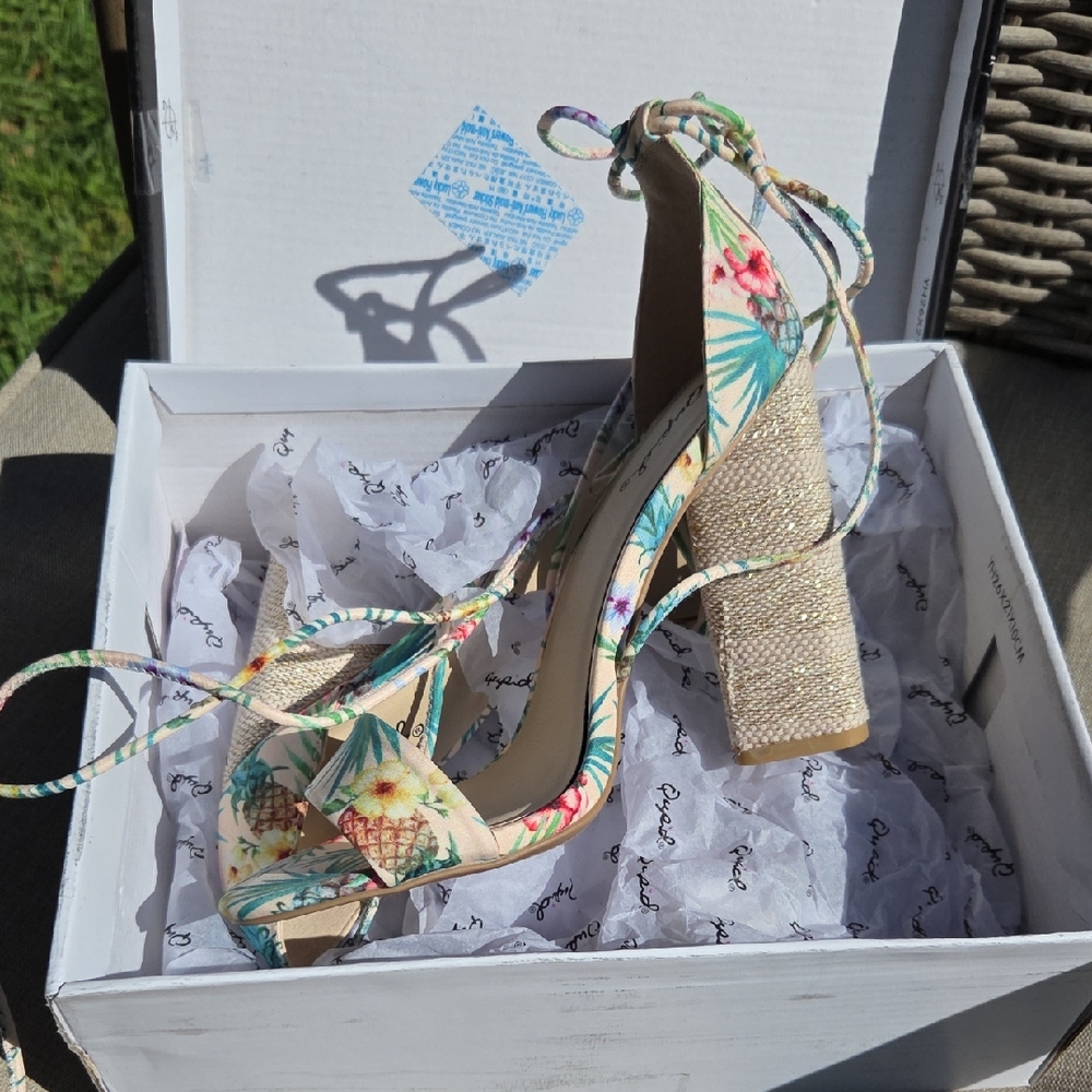 Qupid Lyra Tropical Print Lace-Up Heels Size 7.5